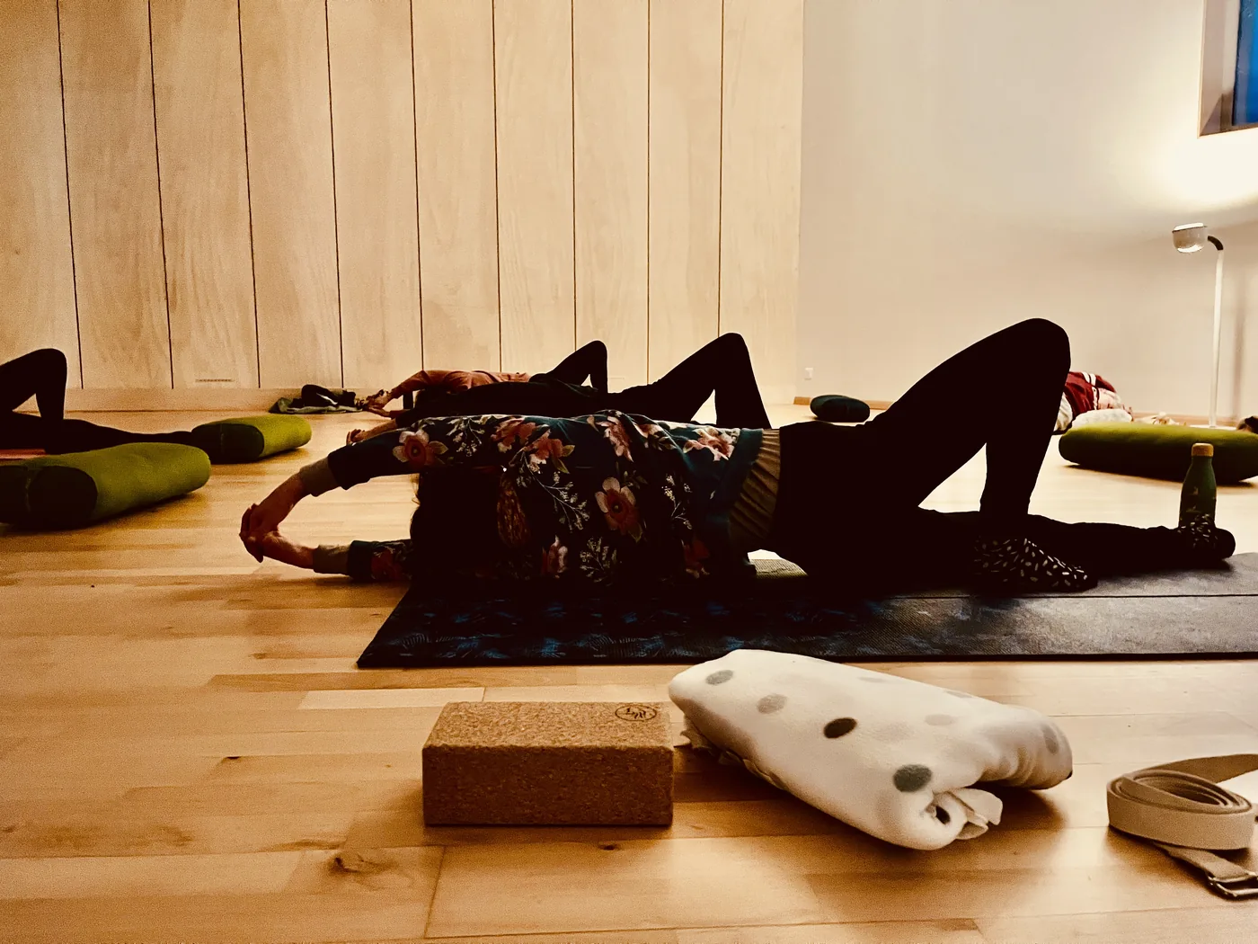 Relaxation pendant un cours de yoga avec Carole-Alice à La Bola