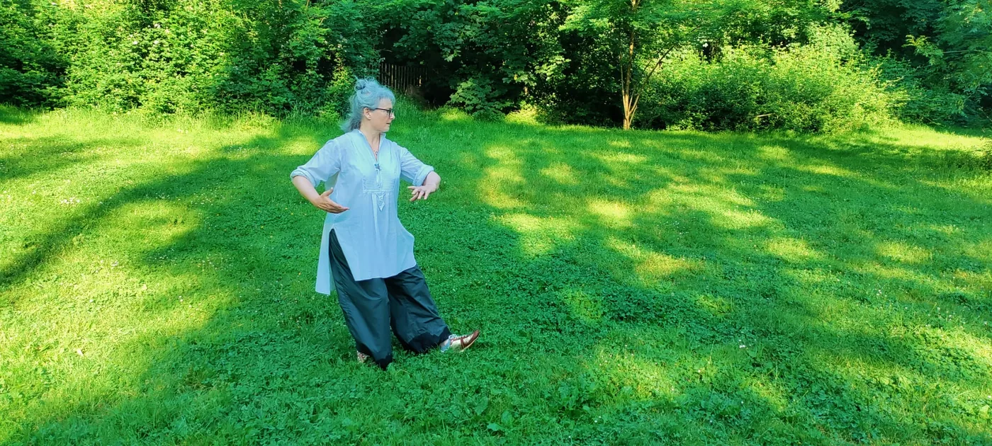 Élise Suarez en posture de relaxation en mouvements en extérieur