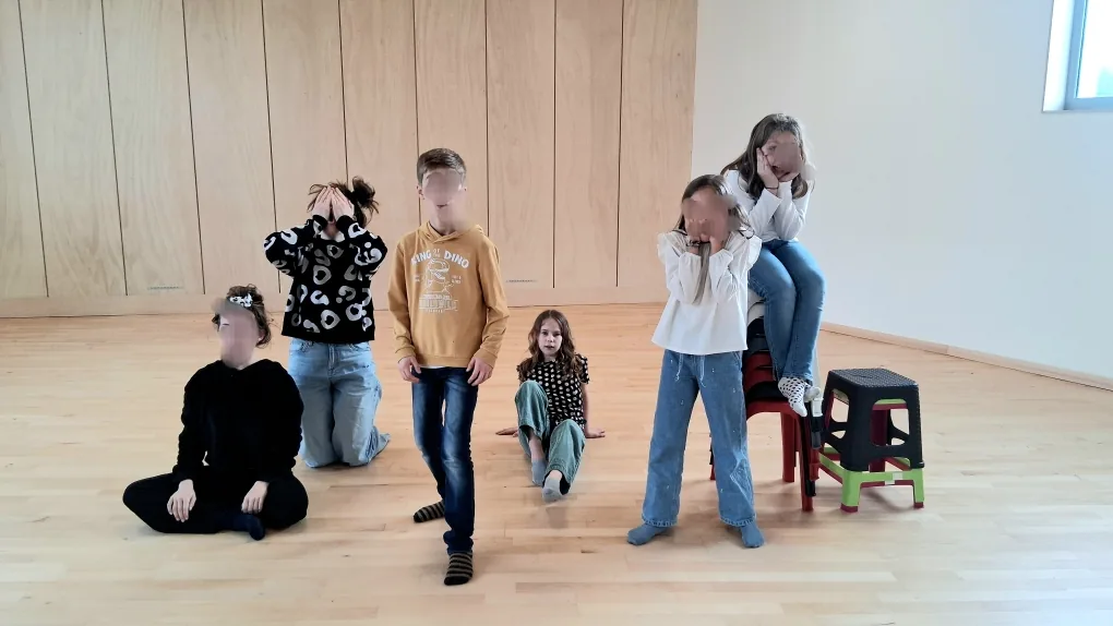 Groupe d'enfants en atelier théâtre à La Bola Clisson